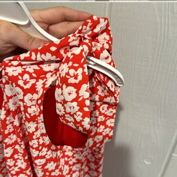 Entro Red Mini with White Flowers - Picture 5 of 6